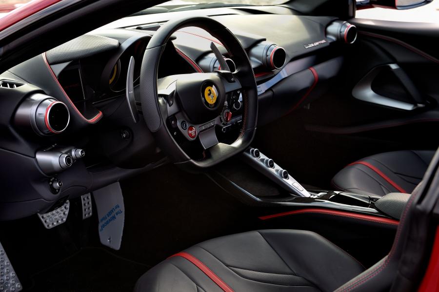 Интерьер Ferrari 812 Superfast 2017 года  (JP) (фото 3 из 7)